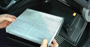 mengganti filter AC mobil agya